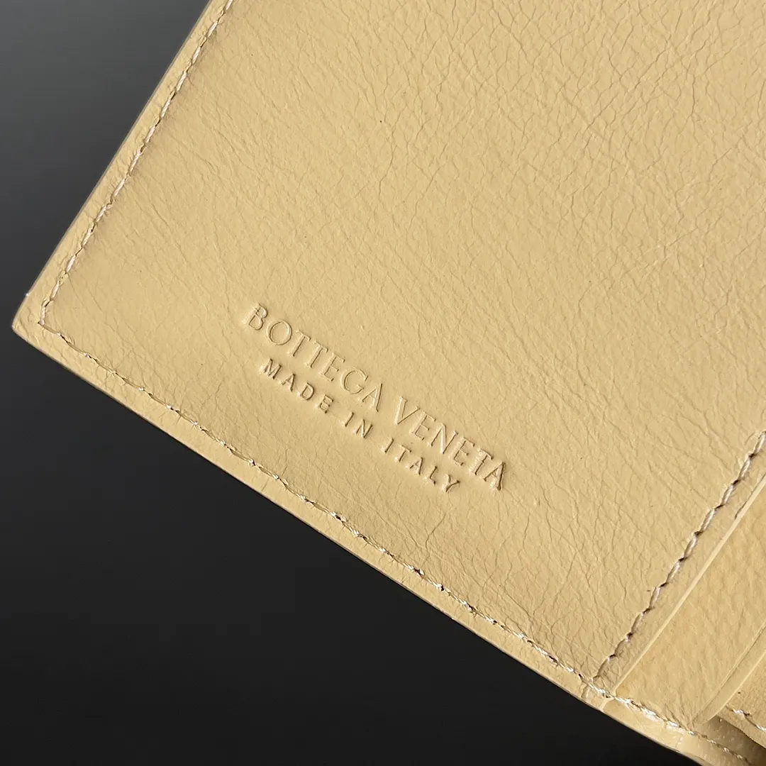 Batch 960 of BOTTEGA VENETA’s new woven small wallets are now shipping! ! ! 🥰🥰Made of carefully selected first-layer sheepskin fabric, this small luxury wallet has an elegant appearance and is also full of practicality. It can store change, driver's license and various cards at the same time. It is so small that it can be put in your pocket and carried with you. It is really convenient [Applause][Applause] Style No.: 667468 Size: 14.5*9.3*2cm